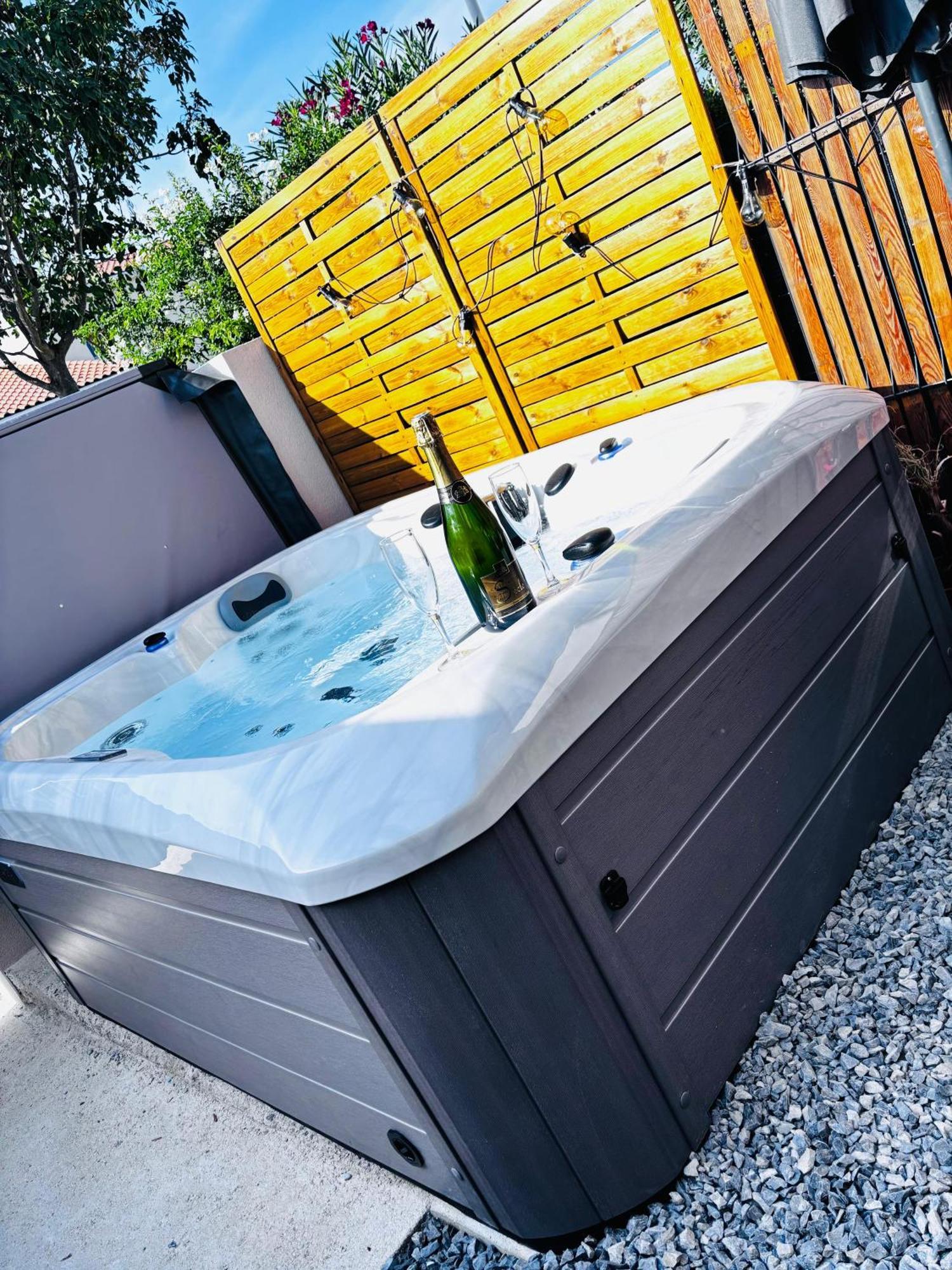Logement Du Sud Avec Jacuzzi Sommieres Bagian luar foto