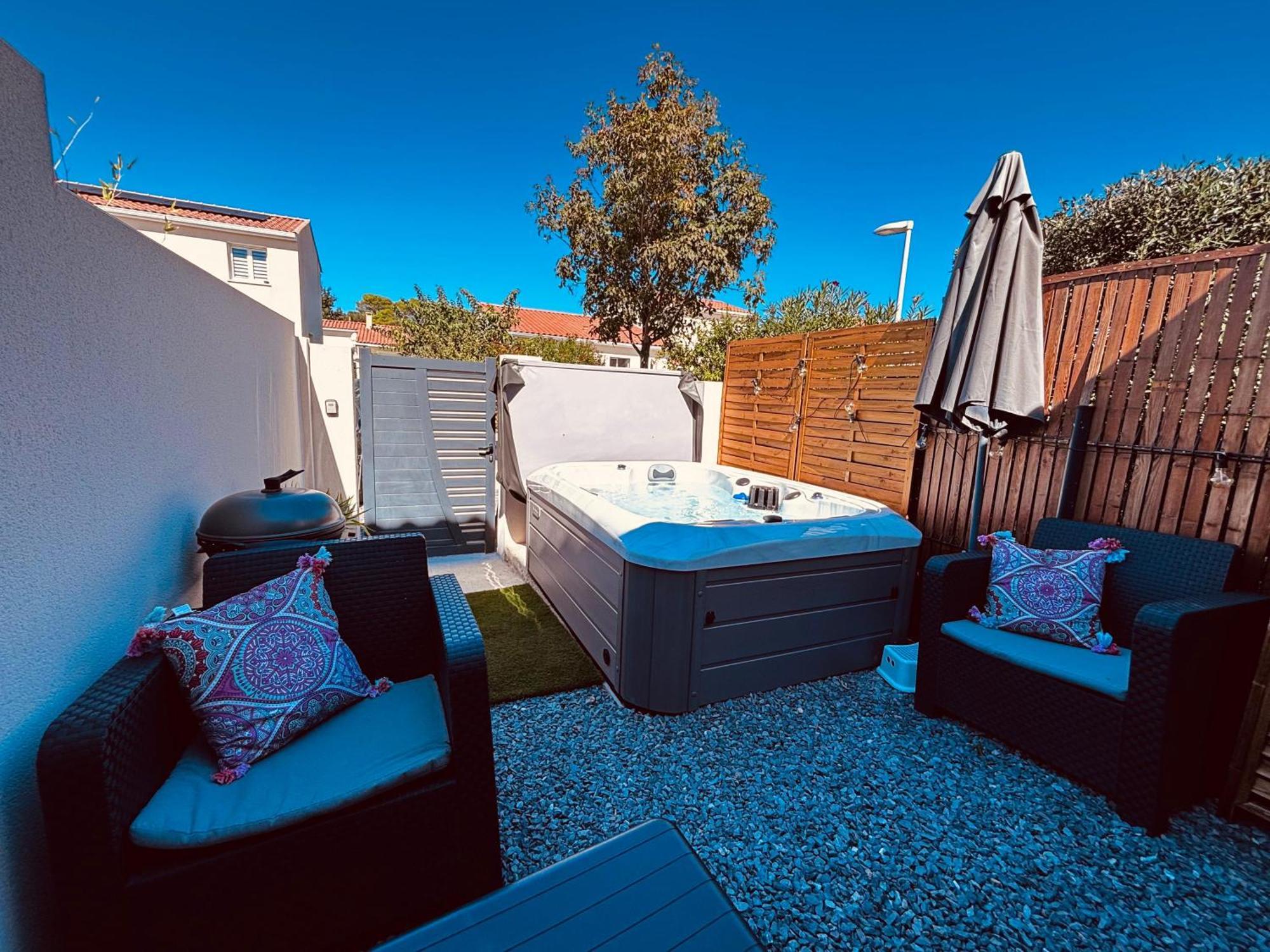 Logement Du Sud Avec Jacuzzi Sommieres Bagian luar foto